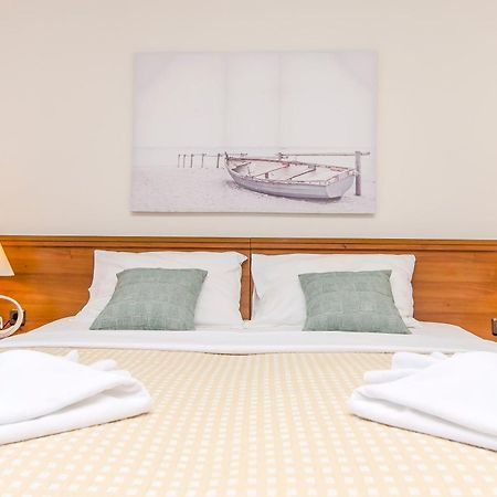 House Hotel Plava Laguna Tisno Extérieur photo