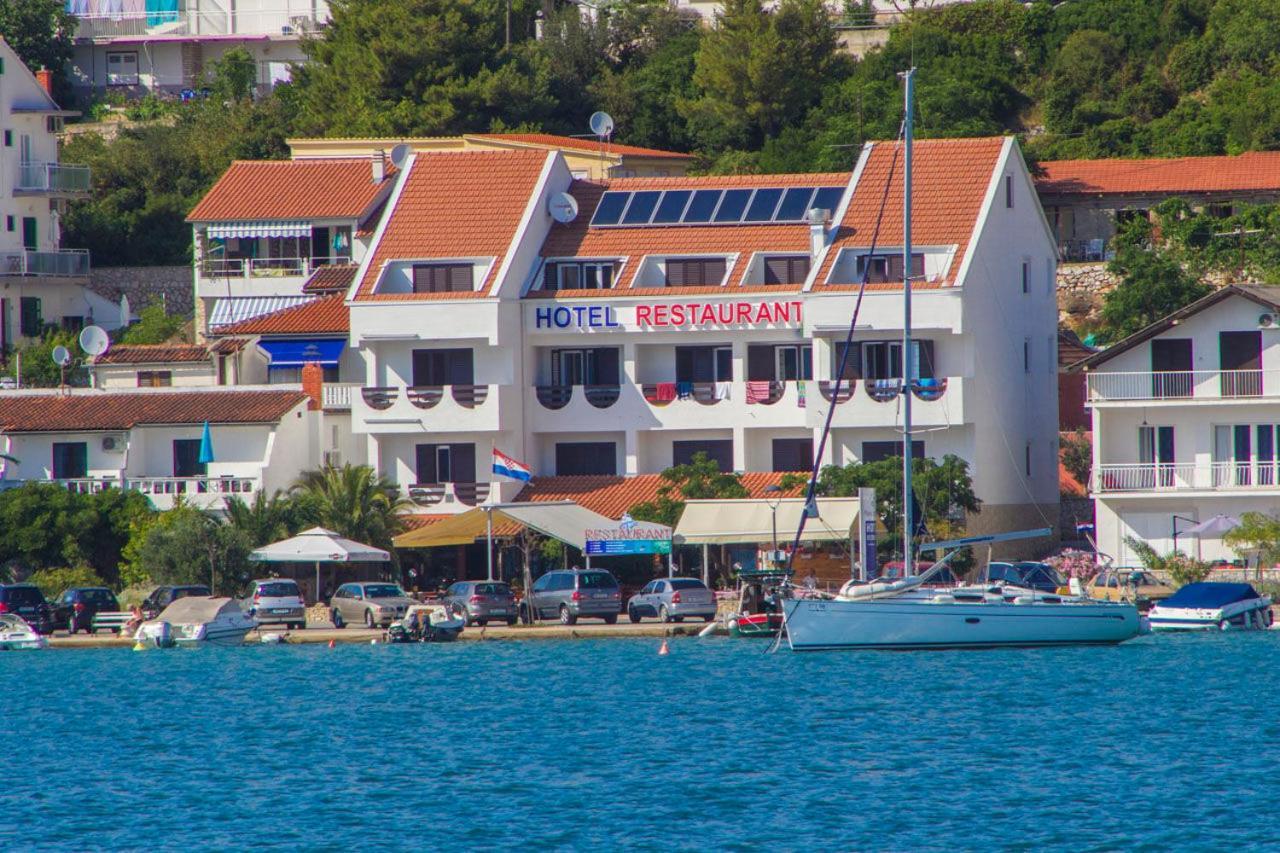 House Hotel Plava Laguna Tisno Extérieur photo