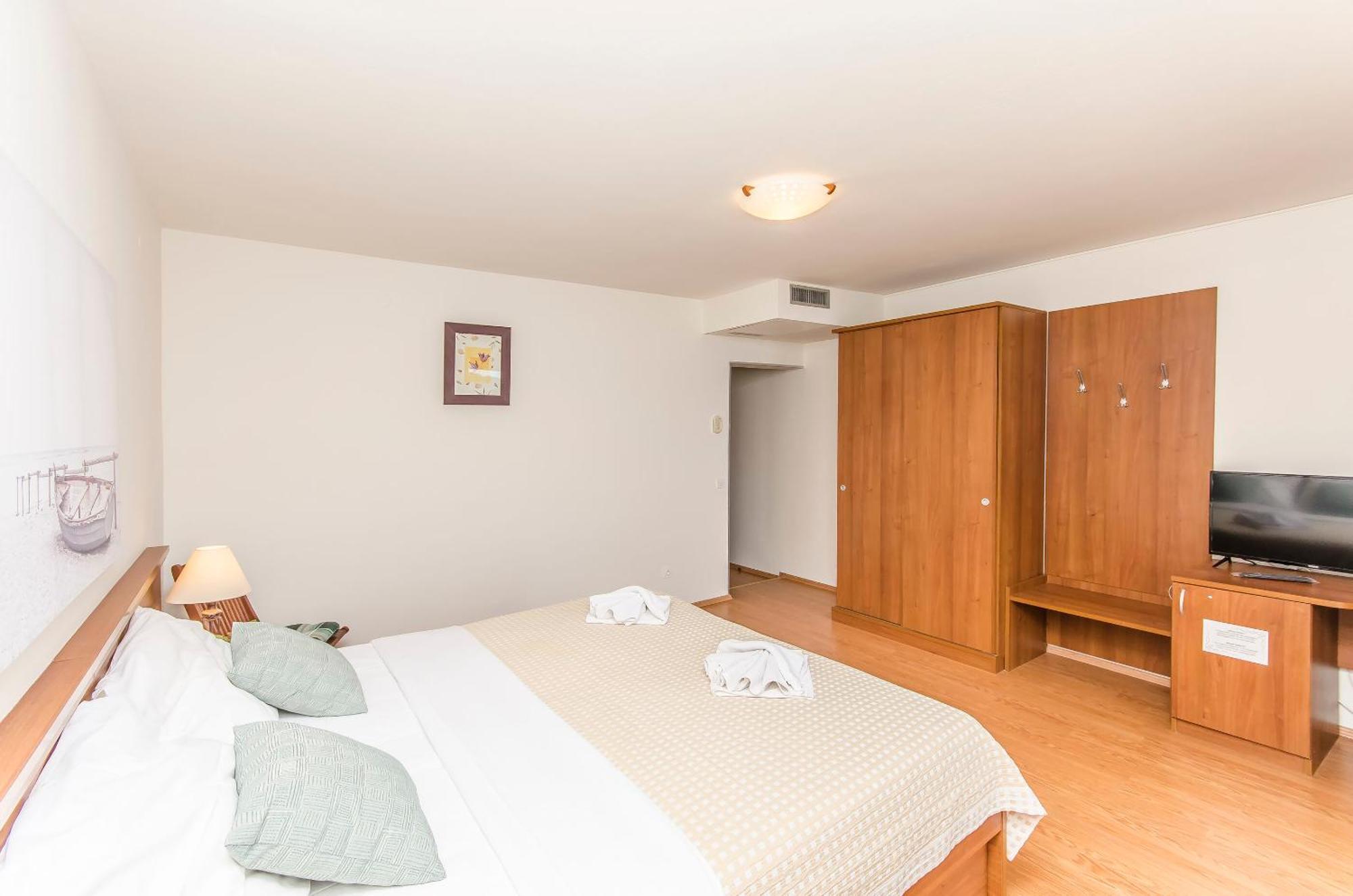 House Hotel Plava Laguna Tisno Extérieur photo