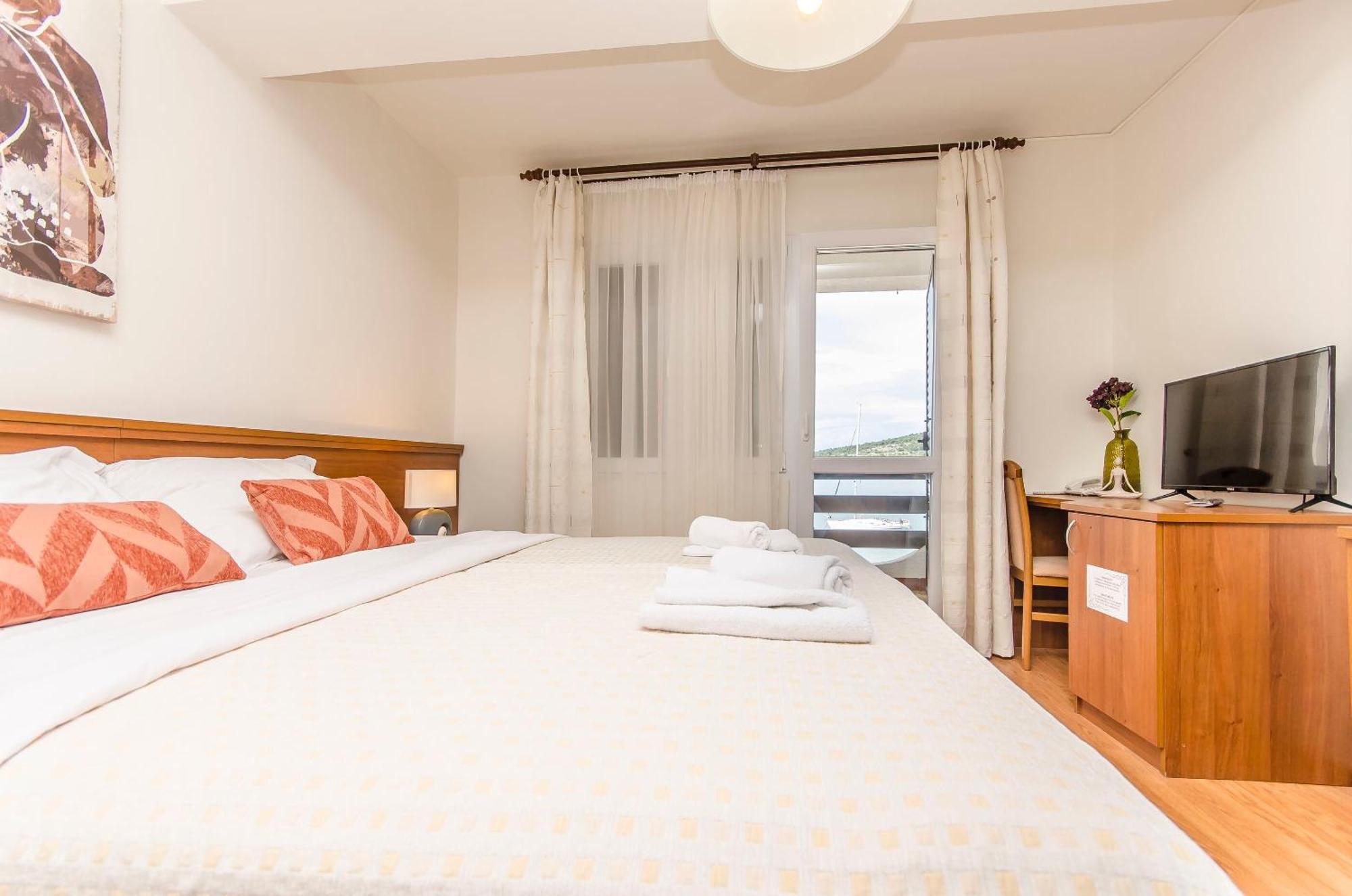 House Hotel Plava Laguna Tisno Extérieur photo