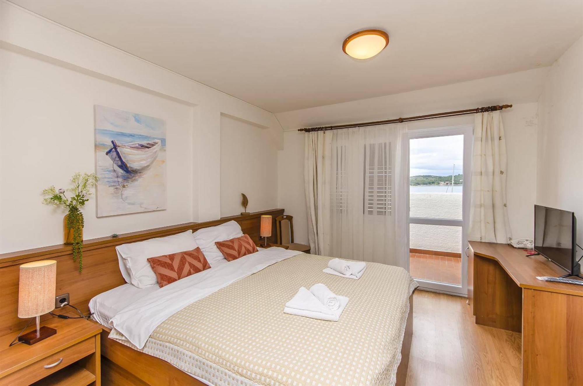 House Hotel Plava Laguna Tisno Extérieur photo