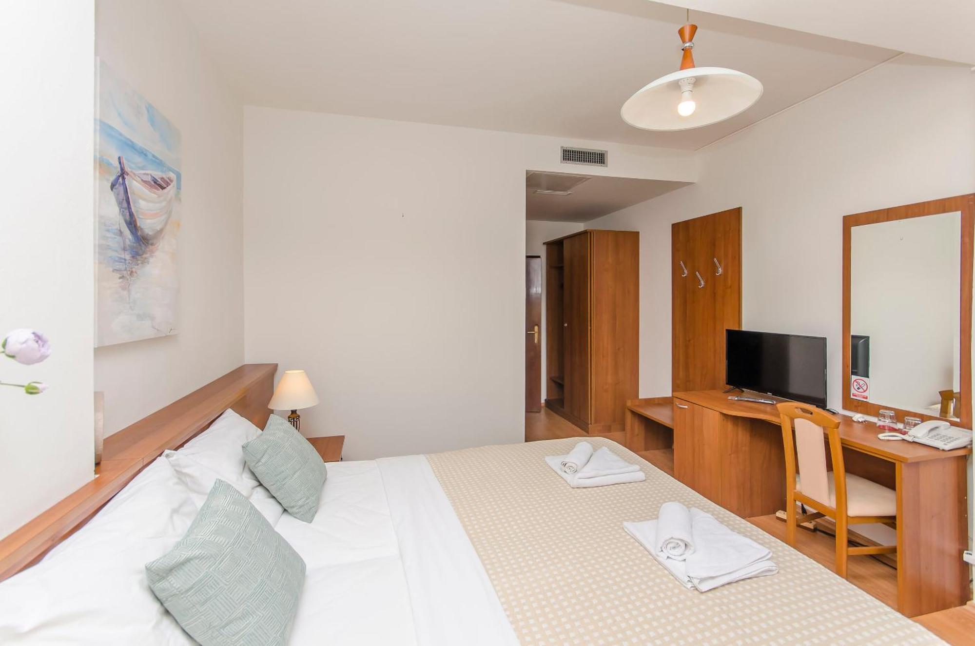 House Hotel Plava Laguna Tisno Extérieur photo