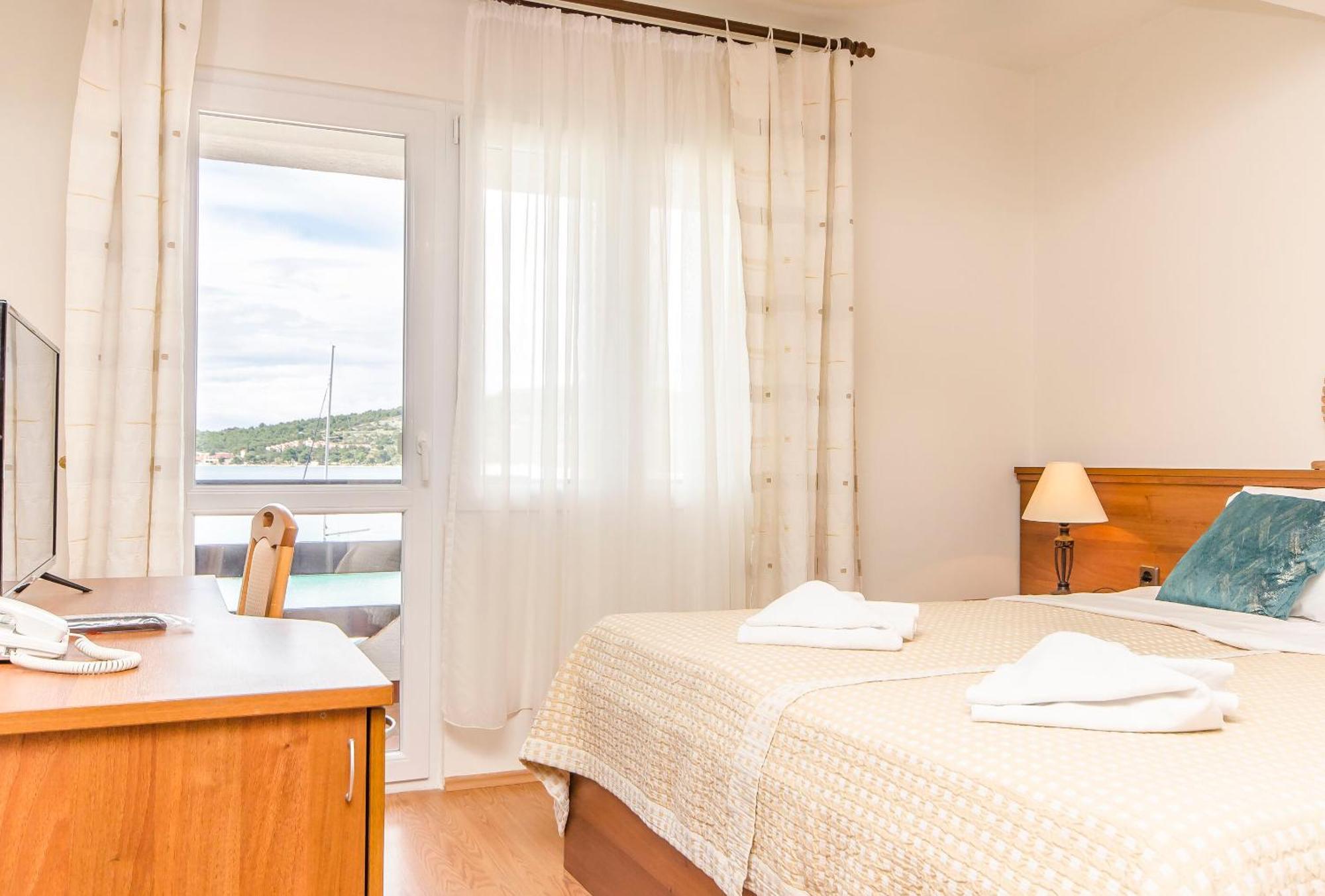 House Hotel Plava Laguna Tisno Extérieur photo
