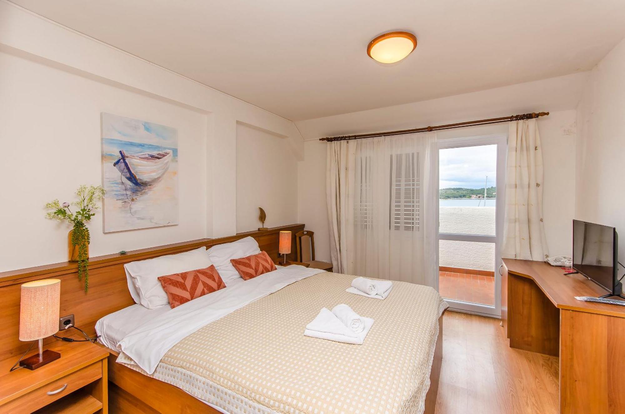 House Hotel Plava Laguna Tisno Extérieur photo