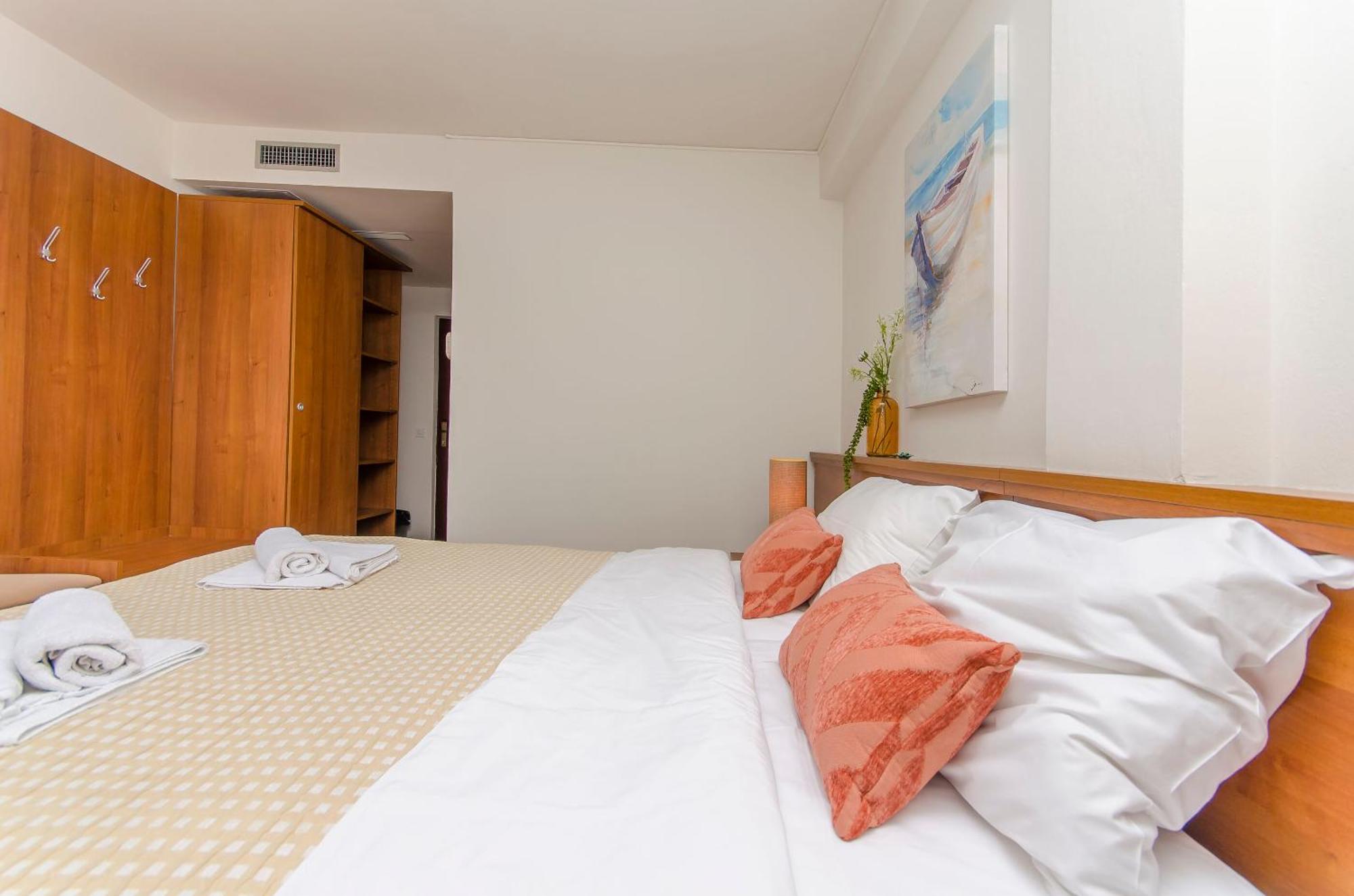 House Hotel Plava Laguna Tisno Extérieur photo