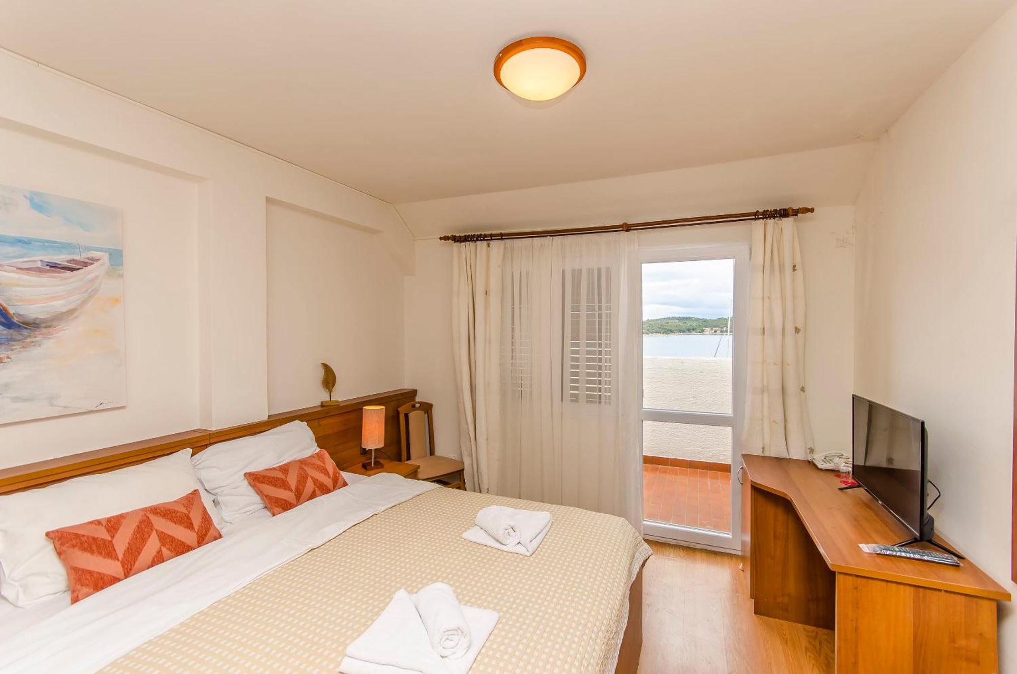 House Hotel Plava Laguna Tisno Extérieur photo