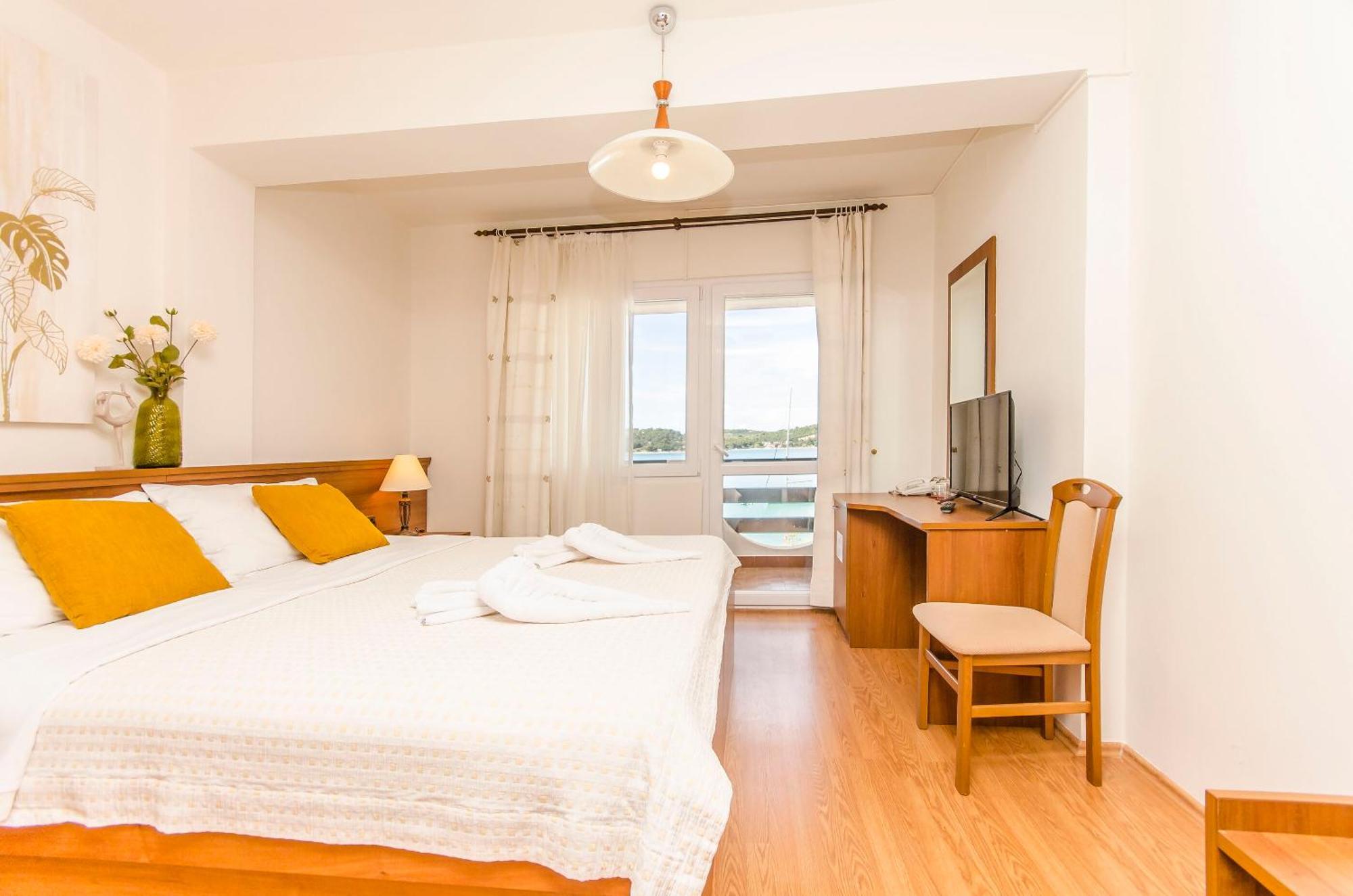 House Hotel Plava Laguna Tisno Extérieur photo