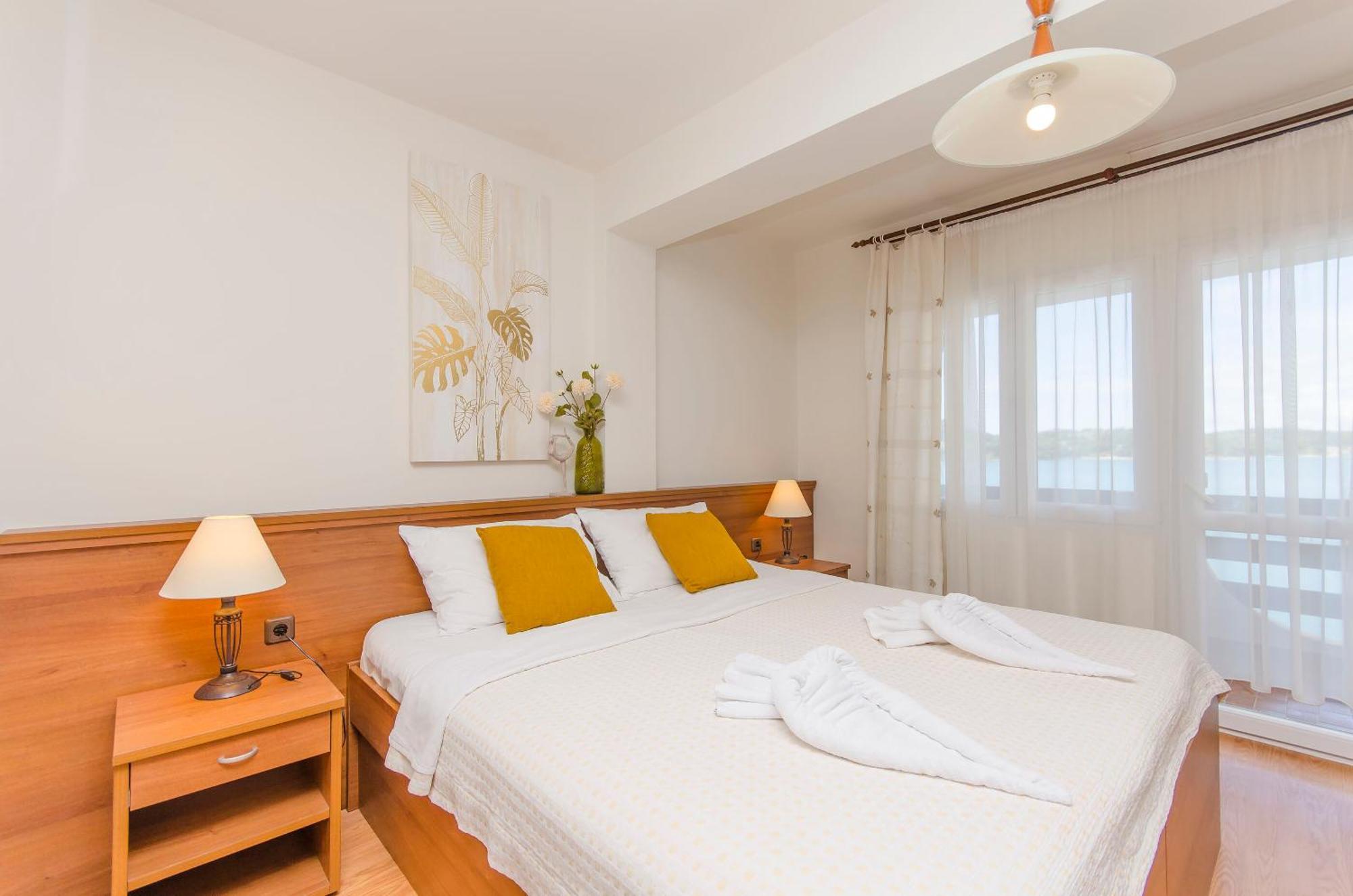 House Hotel Plava Laguna Tisno Extérieur photo