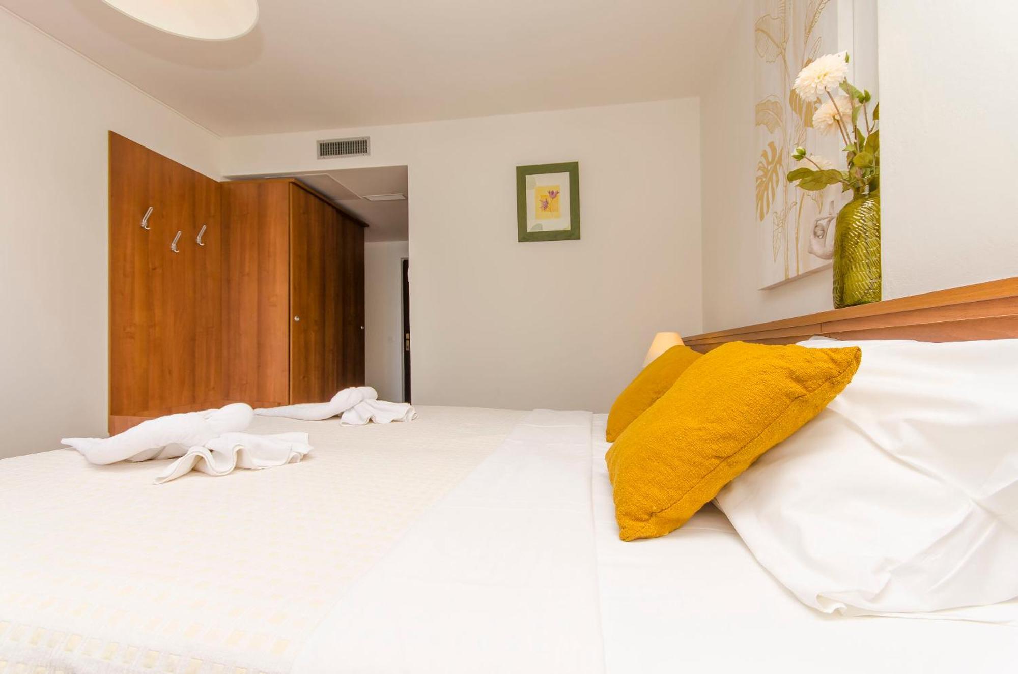 House Hotel Plava Laguna Tisno Extérieur photo