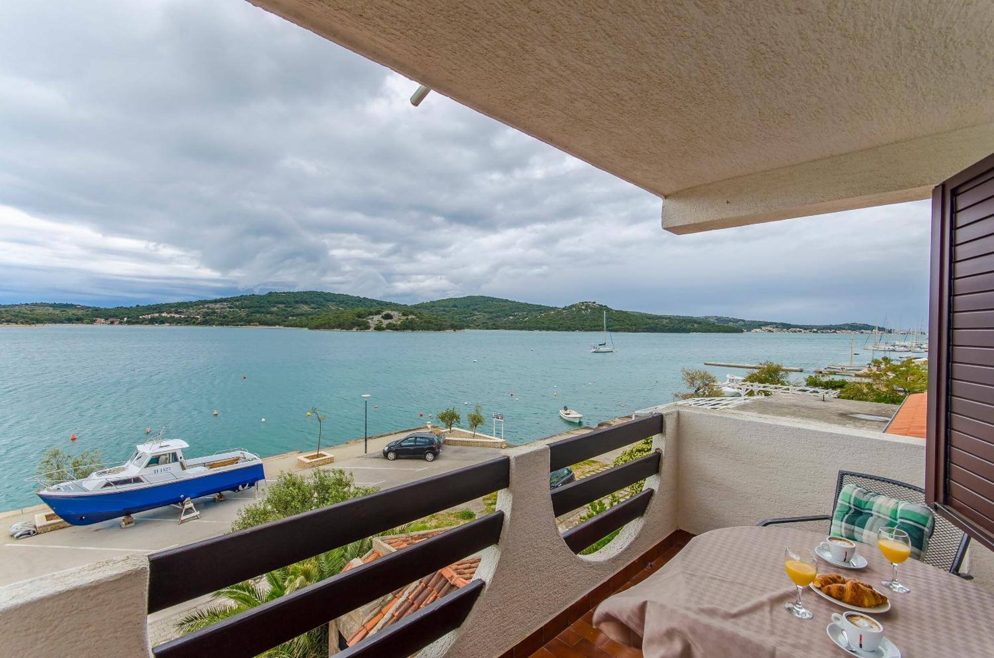 House Hotel Plava Laguna Tisno Chambre photo